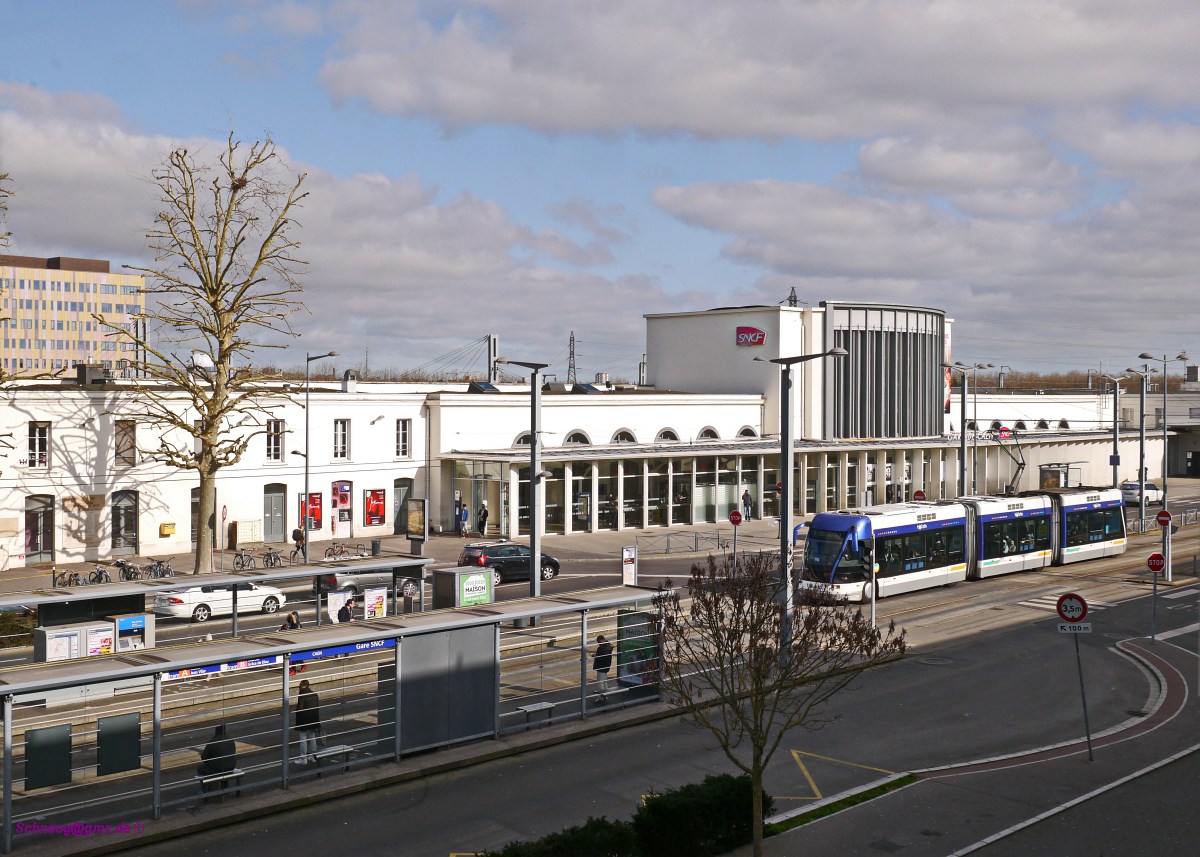 Gare de Caen. Vor dem Bahnhof ist der Twisto-514 auf der Ligne-A unterwegs Richtung Caen-Campus2.

2016-02-27 Caen Gare-SNCF 