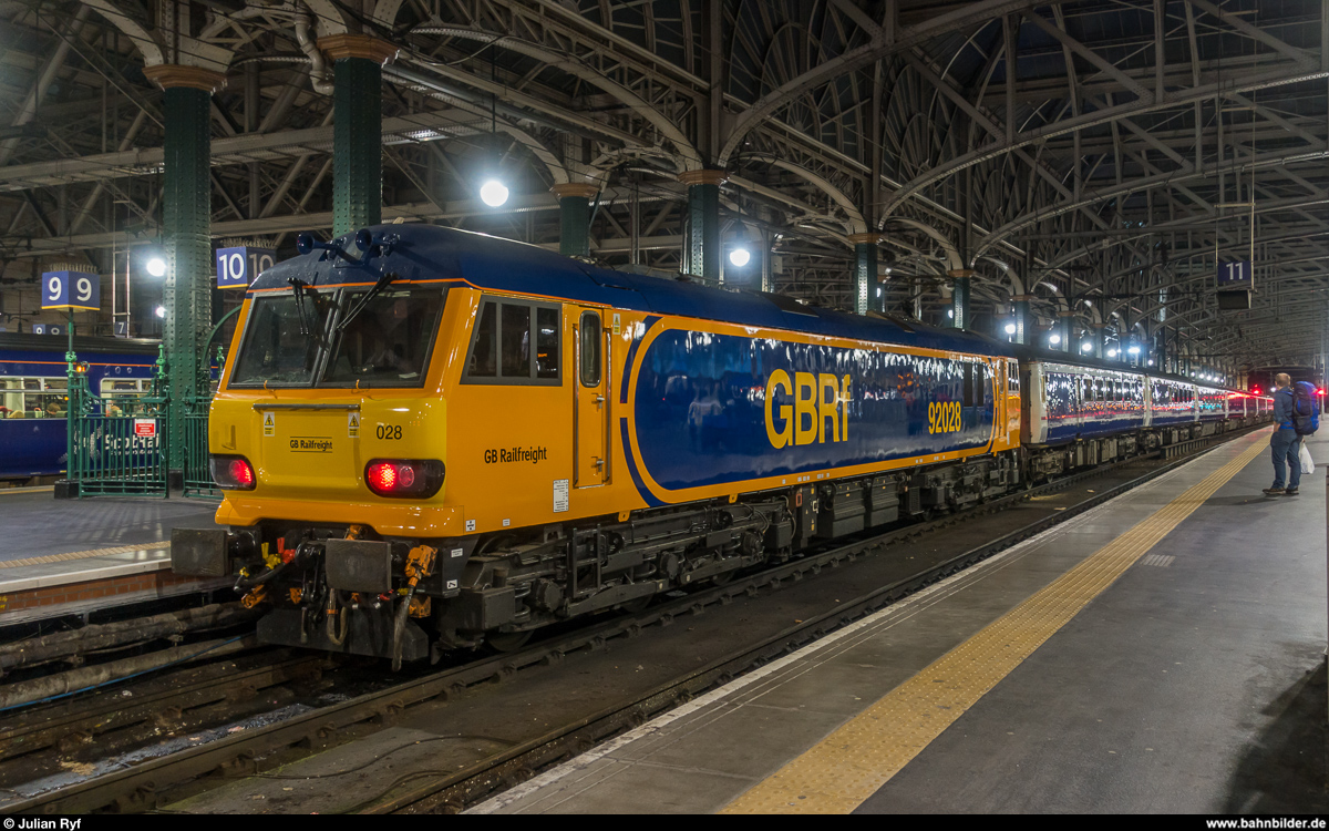 GBRf 92028 hat den Caledonian Sleeper nach London Euston am Abend des 27. August 2017 von der Abstellanlage nach Glasgow Central gebracht.