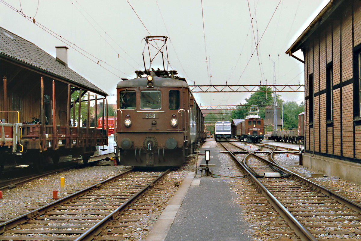 GBS/BLS: Grosser Bahnhof Schwarzenburg anfangs der 80er-Jahre.  Zur Zeit der Aufnahme warteten die Ae 4/4 258 (251-258) mit einem langen gemischten Güterzug, die  Ce 4/6 307 mit dem WR 50 38 88-038 01-8 „ Emmentalerstube“ sowie ein RBDe 4/4-Pendelzug  auf ihren nächsten Einsatz. Auch waren damals in Schwarzenburg  noch viele Güterwagen abgestellt. 
Foto: Walter Ruetsch
