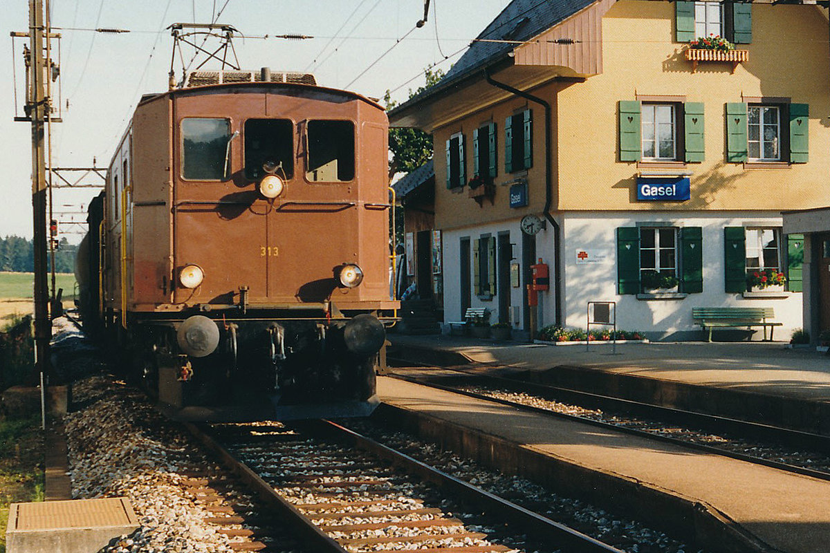 GBS/BLS: Güterzug nach Schwarzenburg mit der GBS Ce 4/4 313, Baujahr 1920,  beim Zwischenhalt in Gasel im August 1987. 
Es war vorgesehen diese Lok vom Verein Dampflok 51 Schwarzenburg zu erhalten. Da der Verein selbst keine Mitglieder aufbringen konnte, die alte Dame zu restaurieren, wurde die Lokomotive dem Verein  Salon bleu  verkauft. Da sämtliche Rettungsversuche scheiterten, wurde sie schliesslich im Oktober 2008 zur Verschrottungsfirma Schnyder in Emmen überführt.
Foto: Walter Ruetsch