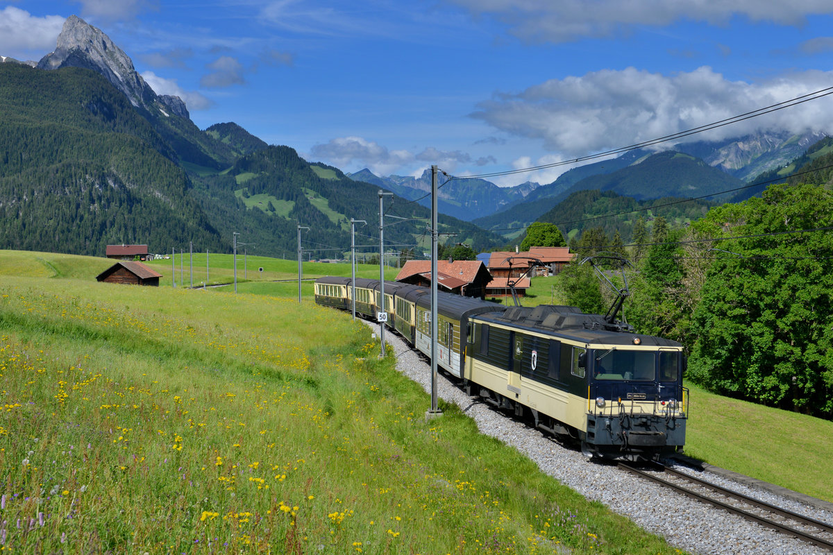 GDe 4/4 6004 mit einem Golden Pass Classic am 20.06.2016 bei Schönried. 