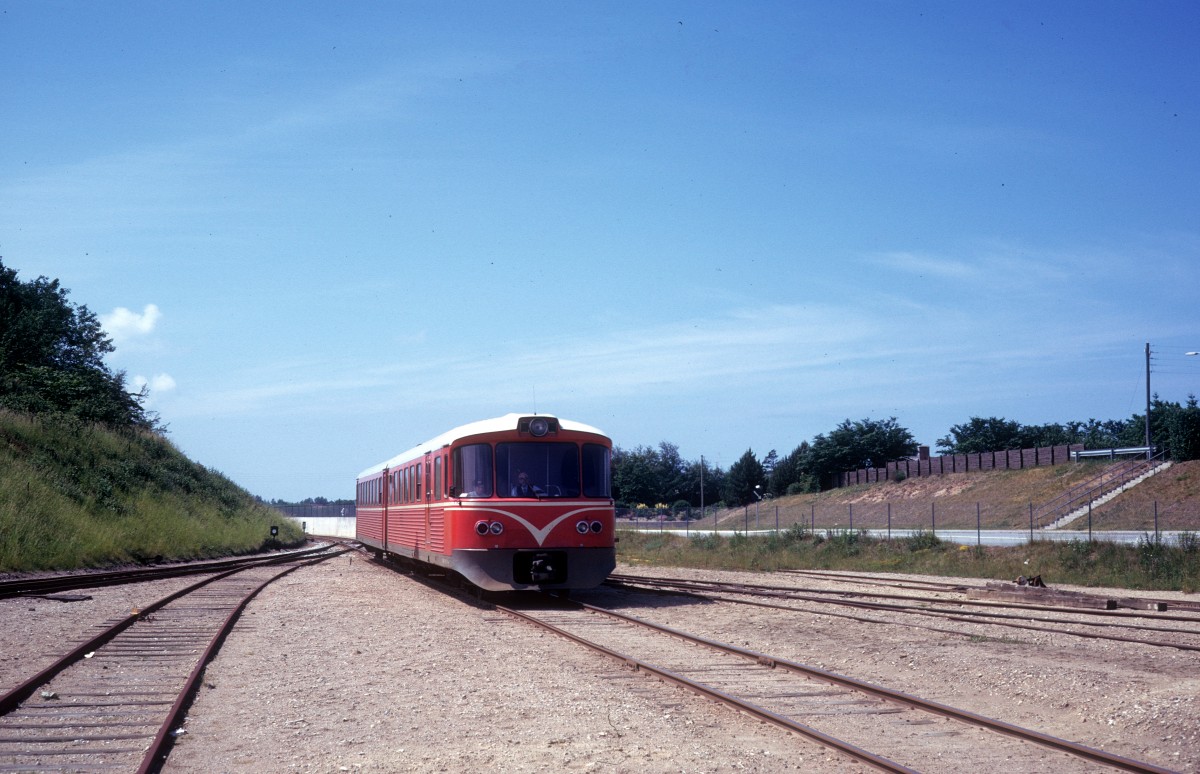 GDS (Gribskovbanen): Ein Triebzug erreicht am 23. Juni 1974 den Endbahnhof Gilleleje.