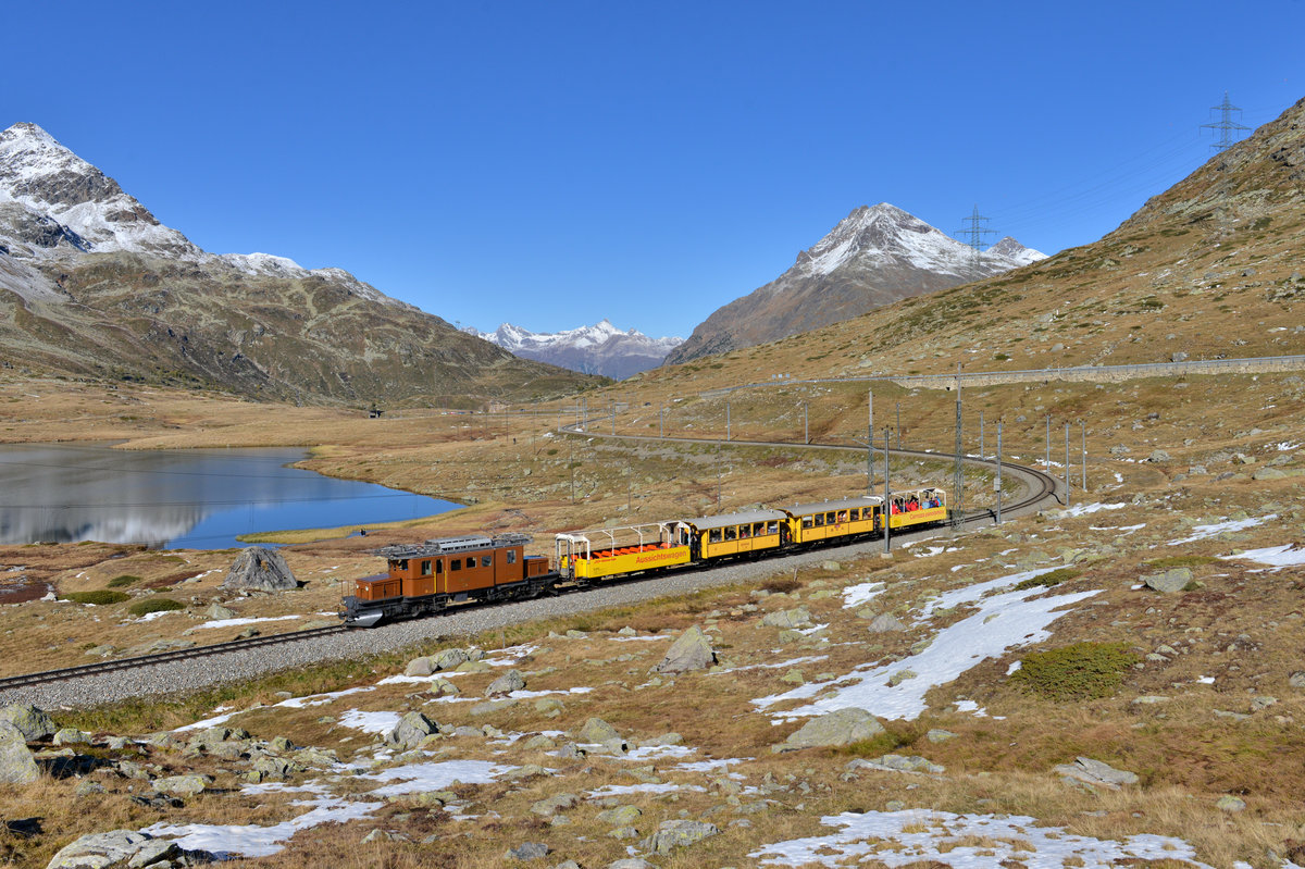 Ge 4/4 182 mit einem Sonderzug am 16.10.2016 bei Ospizio Bernina. 