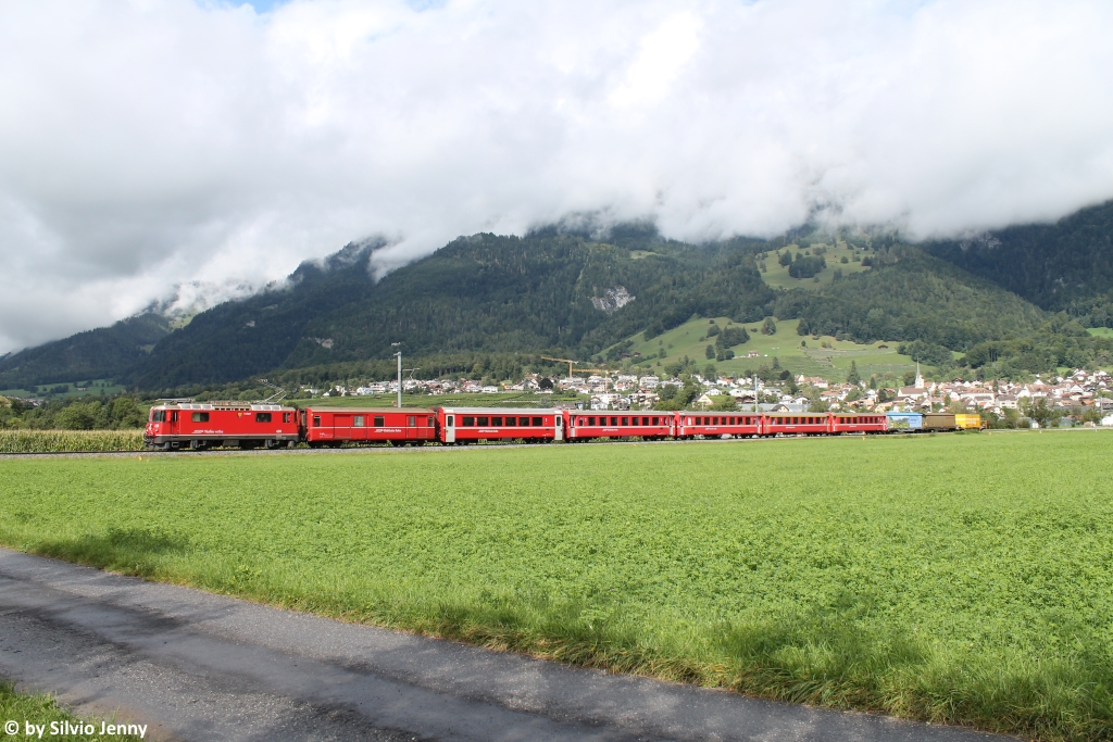 Ge 4/4'' 628 ''S-chanf'' am 12.9.2017 zwischen Malans und Landquart als RE nach Disentis. Am Schluss des Zuges wurden noch 3 Güterwagen mitgegeben