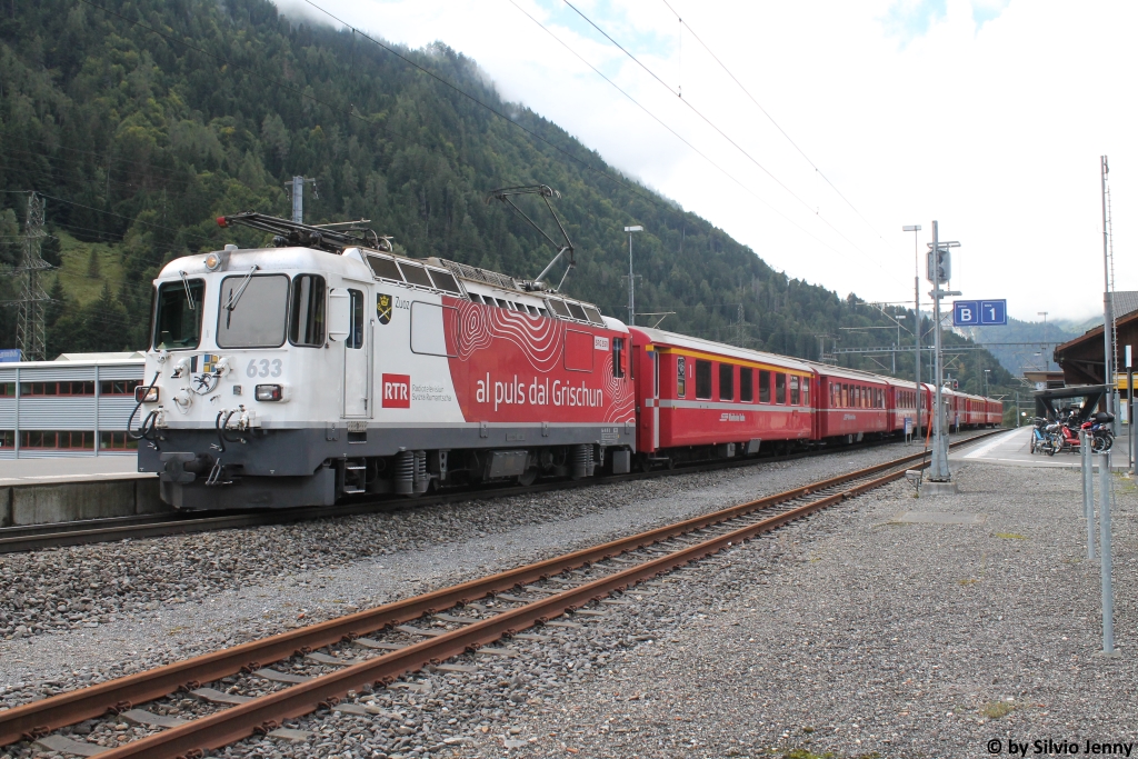 Ge 4/4'' 633 ''rtr'' am 12.9.2017 als RE1045 nach Davos in Schiers.