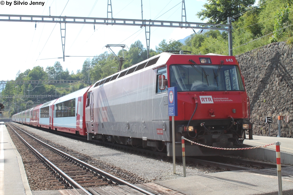 Ge 4/4''' 645 ''RTR'' am 11.8.2013 in Filisur als GEX 906/908. Bei dieser Aufnahme entschied ich mich fr eine Gegenlichtaufnahme, um die Sihlouette der GEX-Wagen besser zur Geltung zu bringen.