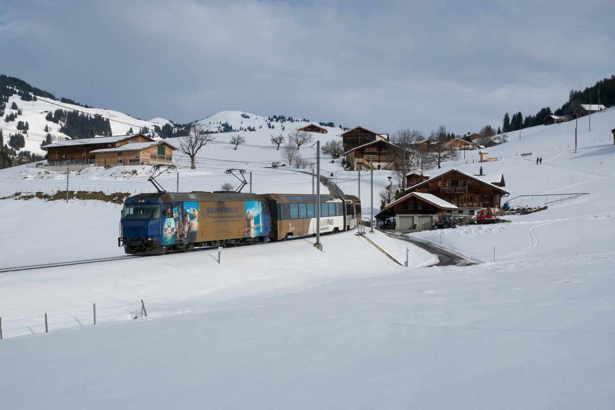 Ge 4/4 8002 fährt am 24.01.2016 von Gruben Richtung Gstaad.
