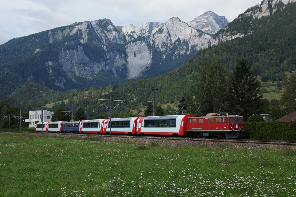 Ge 4/4 I 605 nhert sich am 14.09.2013 mit dem D 911 Domat/Ems.