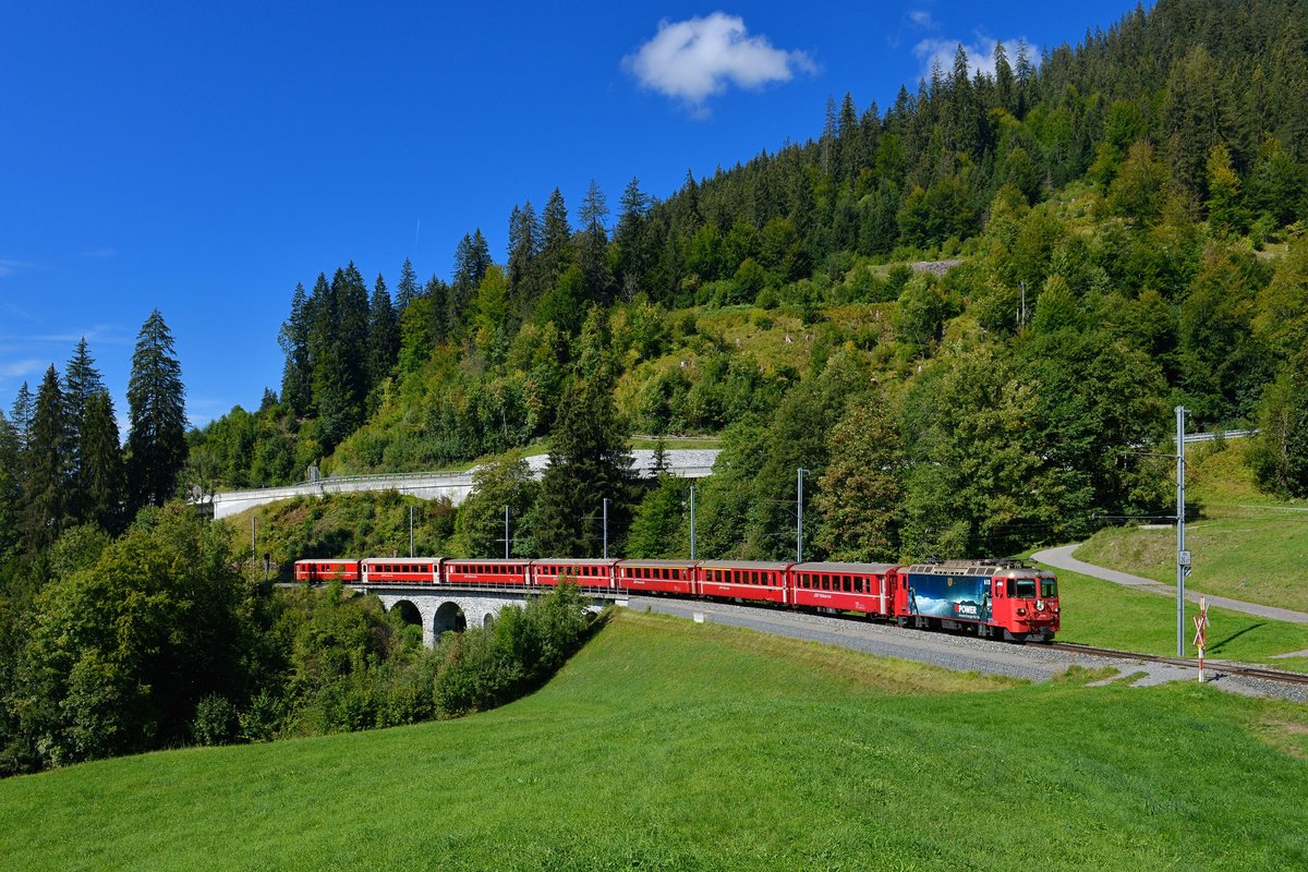 Ge 4/4 II 615 mit einem Engadin Star am 15.09.2018 bei Serneus. 