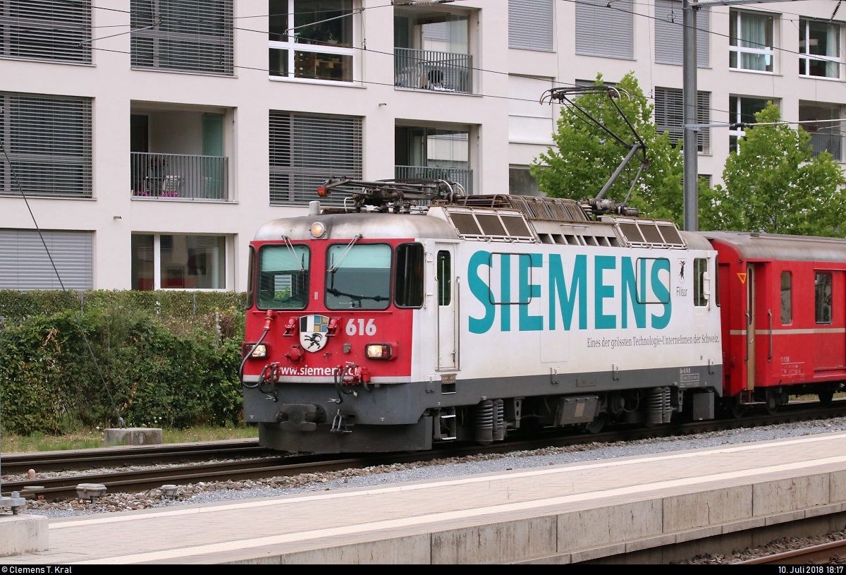 Ge 4/4 II 616  Filisur , mit Werbung für Siemens, der Rhätischen Bahn (RhB) als RE 1763 nach Disentis/Mustér (CH) wird in seinem Startbahnhof Chur (CH) auf Gleis 11 bereitgestellt.
[10.7.2018 | 18:17 Uhr]