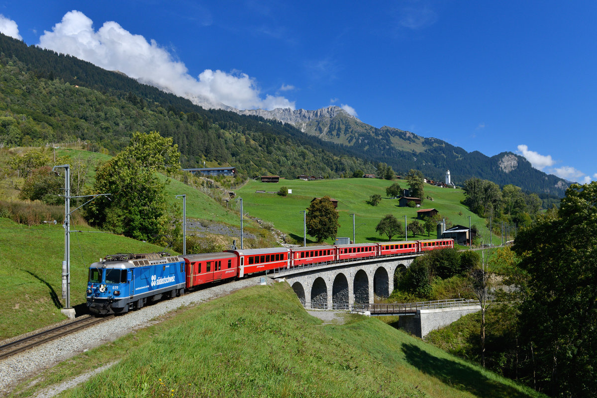 Ge 4/4 II 619 mit einem Regio am 15.09.2018 bei Saas. 