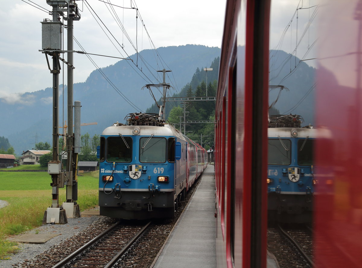 Ge 4/4 II 619  Samedan  durchfährt mit dem GEX 901 (St.Moritz - Zermatt) den Bahnhof Tavanasa-Breil/Brigels.

Tavanasa-Breil/Brigels, 14. Juni 2017

