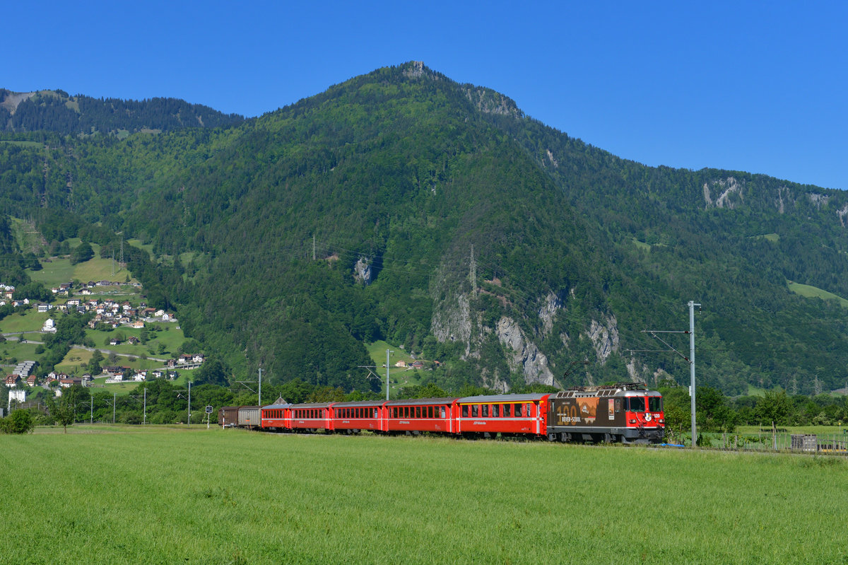 Ge 4/4 II 620 mit einem Engadin Star am 26.05.2017 bei Malans. 