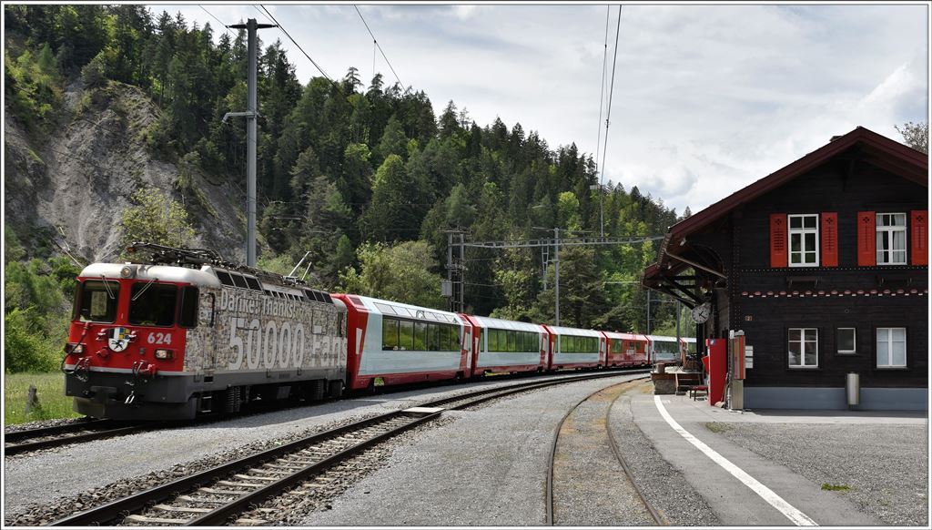 Ge 4/4 II 624  Celerina/Schlaregna  mit GEX900 in Trin. (18.05.2016)