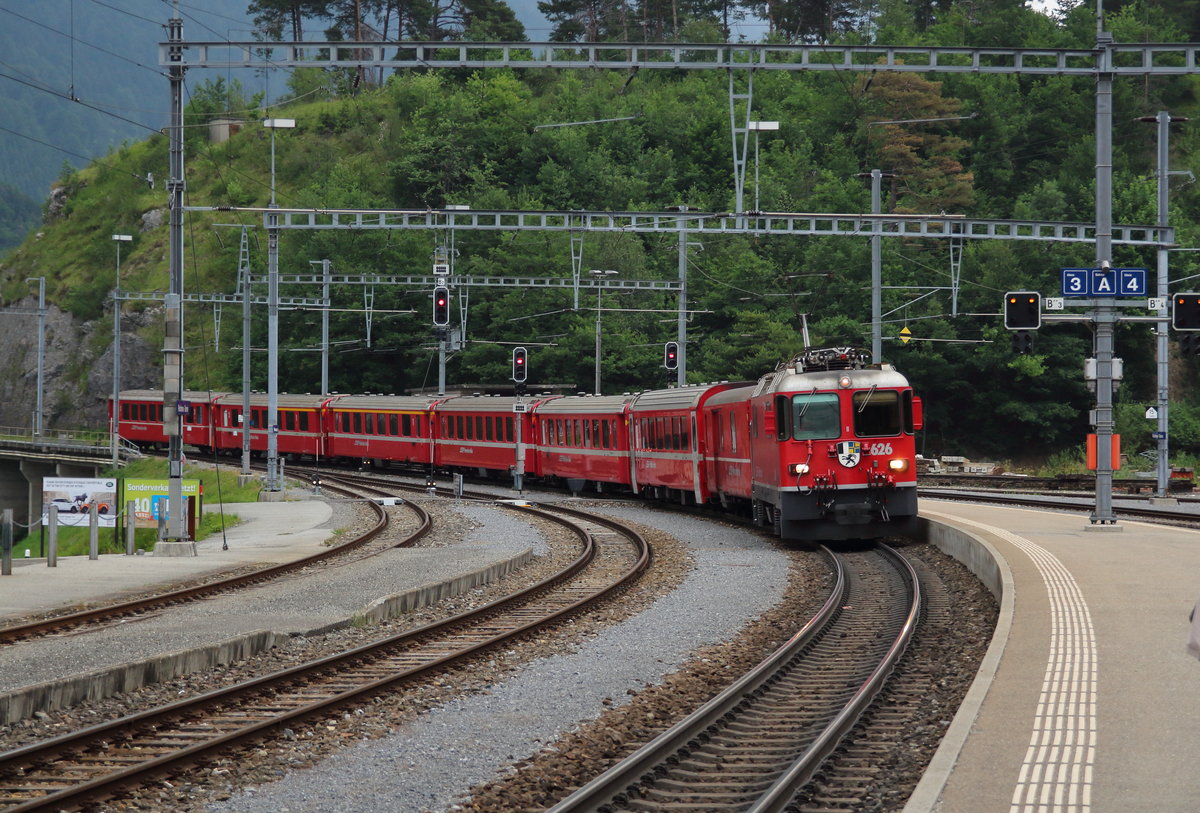 Ge 4/4 II 626  Malans  erreicht mit dem RE1729 (Scuol-Tarasp - Disentis/Muster) den Bahnhof von Reichenau-Tamins.

Reichenau-Tamins, 14. Juni 2017