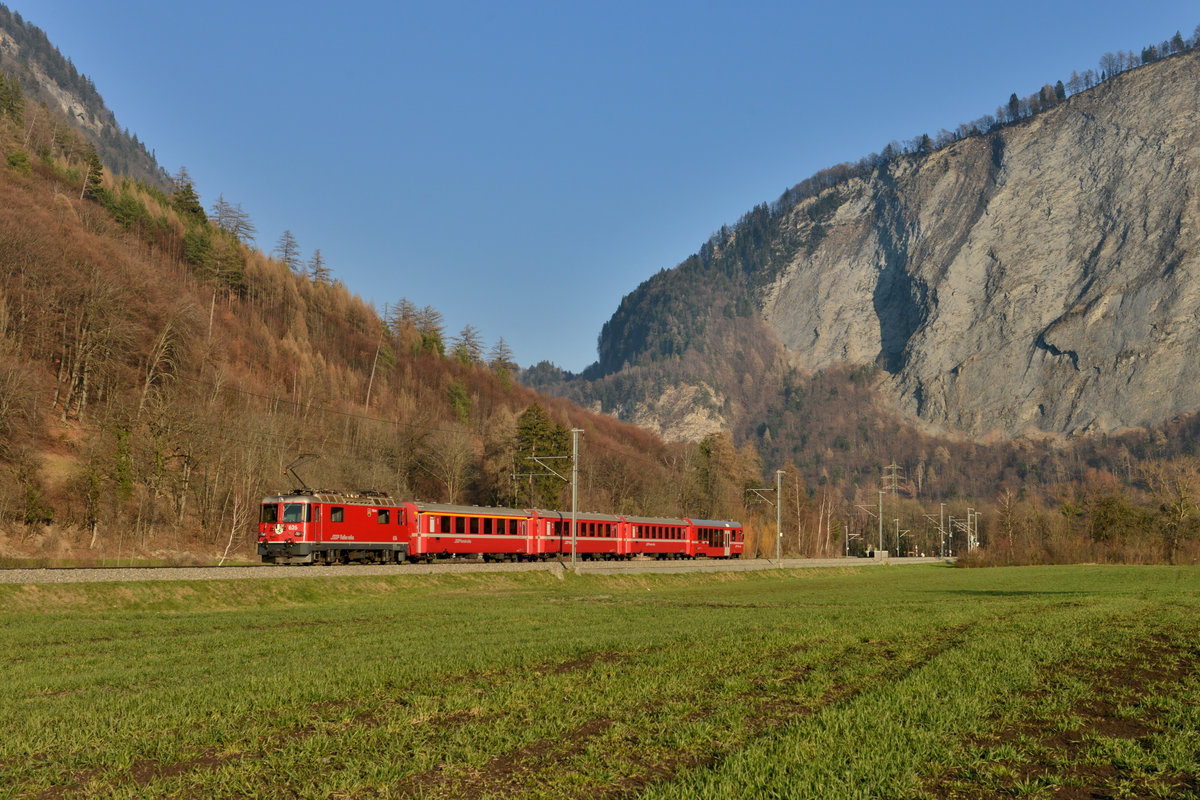 Ge 4/4 II 626 mit einem RE am 19.03.2016 bei Malans. 