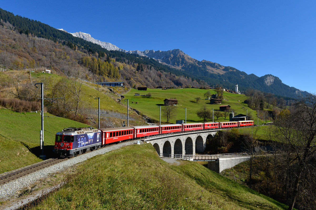 Ge 4/4 II 627 mit einem Regio am 03.11.2017 bei Saas.