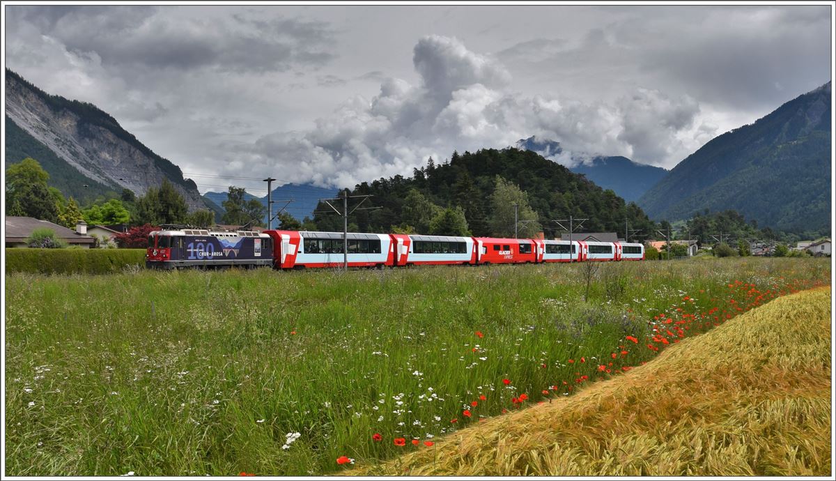 Ge 4/4 II 627 Reichenau-Tamins mit dem Glacier Express 905 zwischen Domat/Ems und Ems-Werk. (14.06.2016)