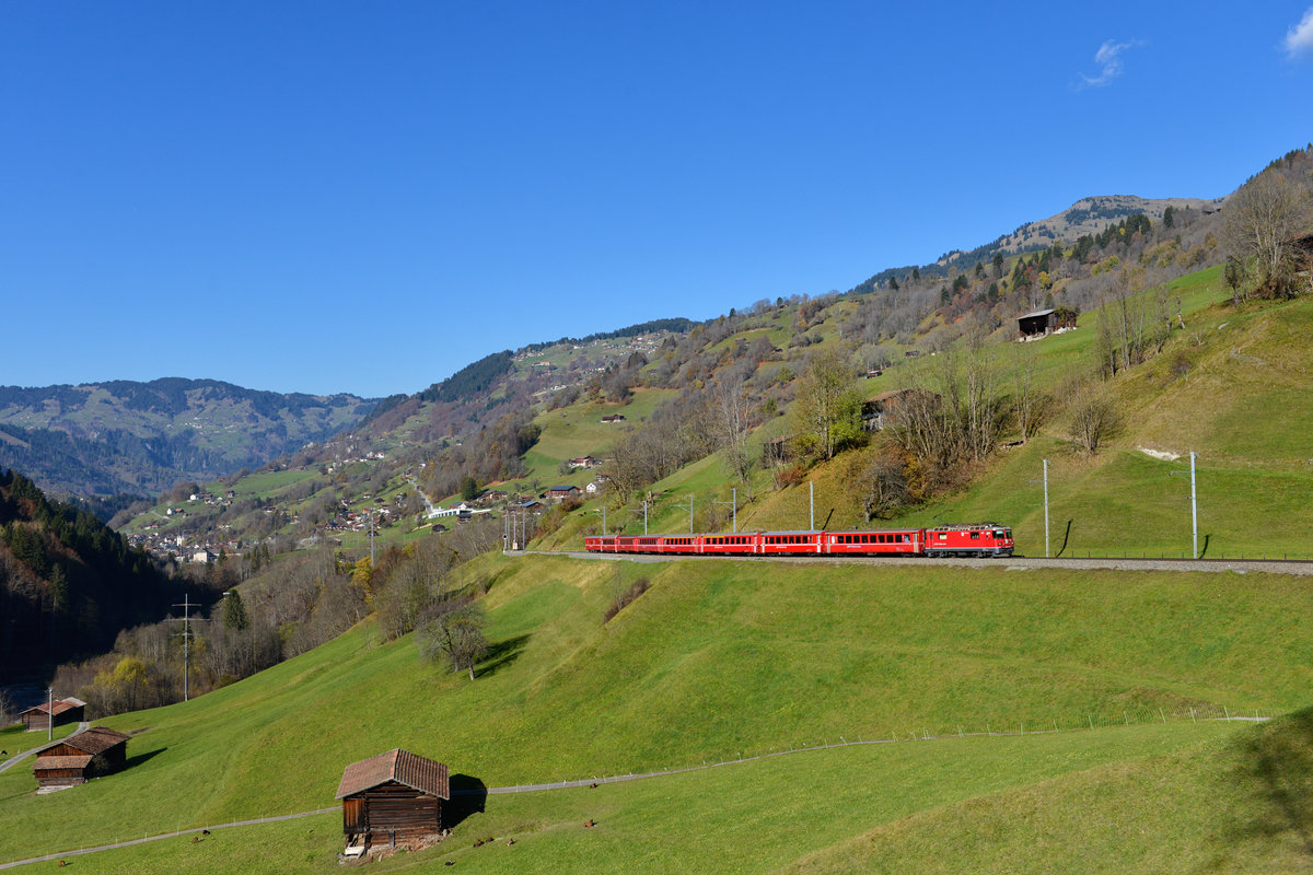 Ge 4/4 II 631 mit einem Regio am 03.11.2017 bei Saas.