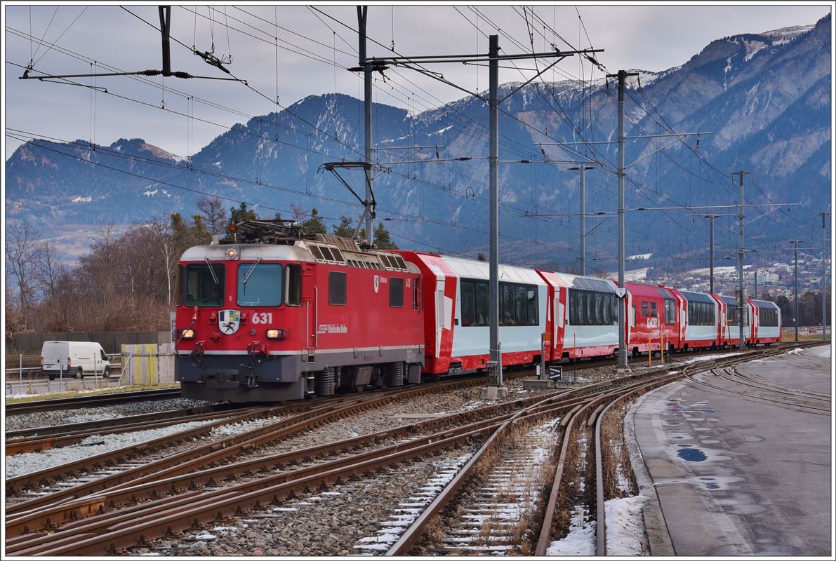 Ge 4/4 II 631  Untervaz  mit Glacier Express 903 nach Disentis/Mustér in Felsberg. (20.12.2016)