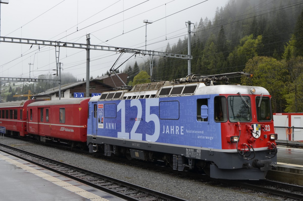 Ge 4/4 II Nr. 623 mit Werbung für das RhB-Jubiläum auf der Fahrt von Scuol Tarasp nach Disentis am 14.05.2014 in der Station Klosters Platz.