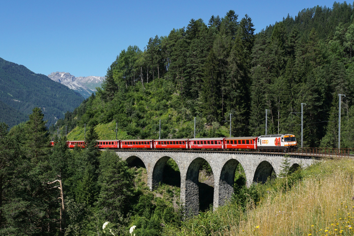 Ge 4/4 III 641 zieht am 18.07.2016 den RE 1125 von Chur Richtung St. Moritz und konnte bei Filisur bildlich festgehalten werden.