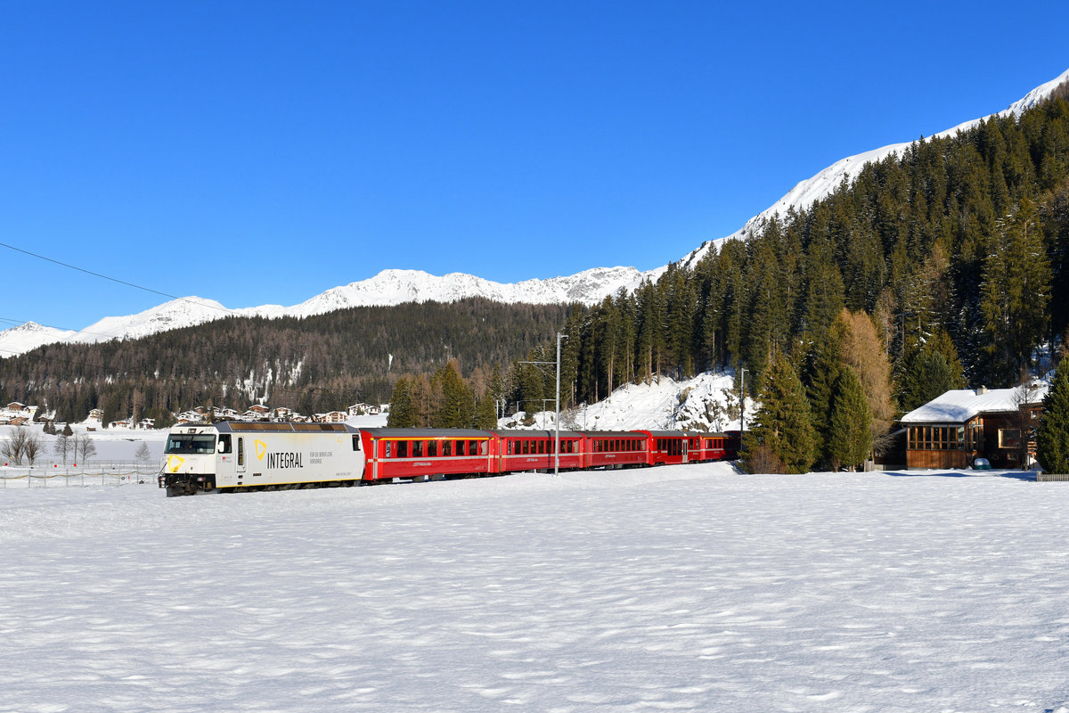 Ge 4/4 III 642 mit einem Regio am 13.01.2018 bei Davos Dorf.