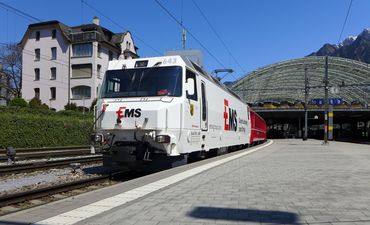 Ge 4/4 III 643  Vals  wartet mit dem RE 1145 (Chur - St.Moritz) auf den GEX 900, der dann hinten an den Zug dran gehangen wird.
Chur, 05. Mai 2016