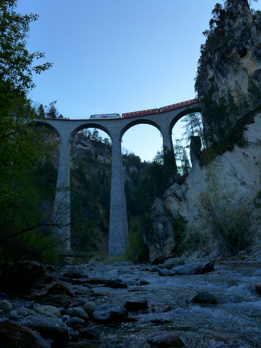 Ge 4/4 III 643  Vals   überquert mit dem R 1114 (St.Moritz - Chur) den kleinen Fluß, der dem großen Viadukt den Namen gab. 
Landwasserviadukt, 06. Mai 2016