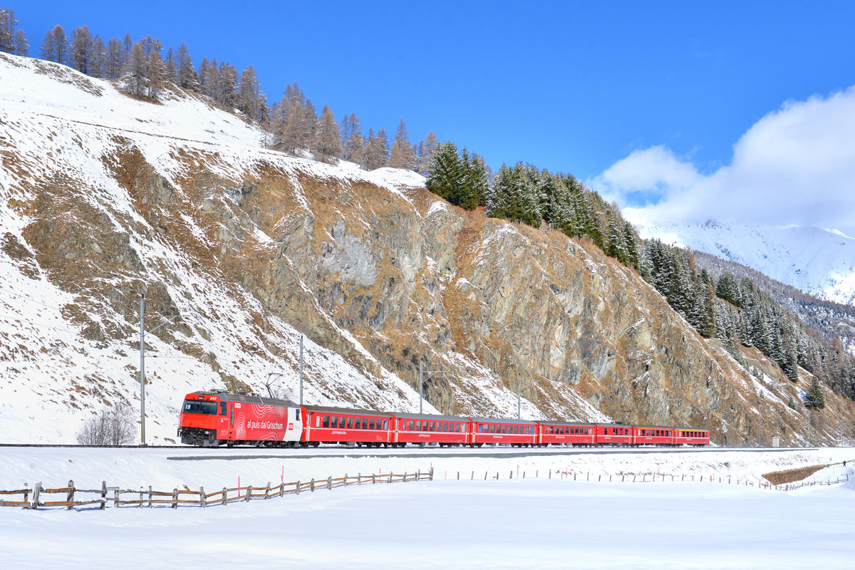 Ge 4/4 III 645 mit einem RE am 12.11.2016 bei Celerina. 