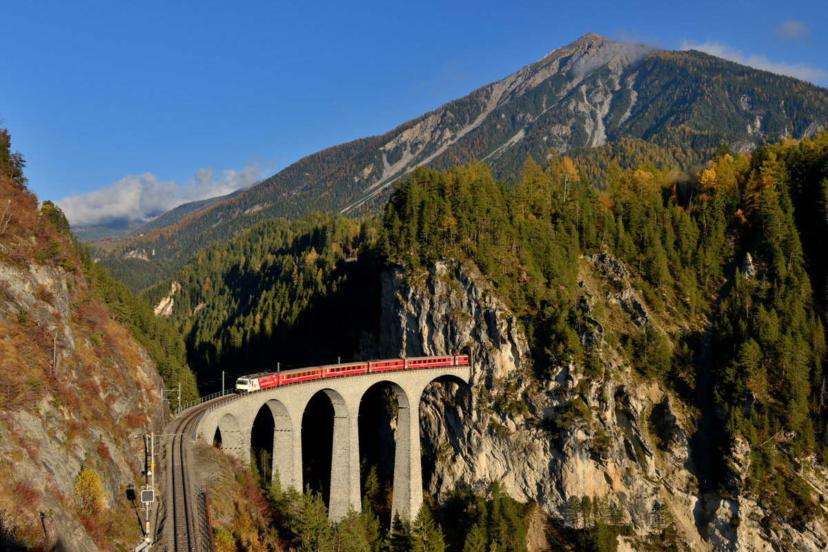 Ge 4/4 III 645 mit einem RE am 27.10.2016 am Landwasserviadukt bei Filisur. 