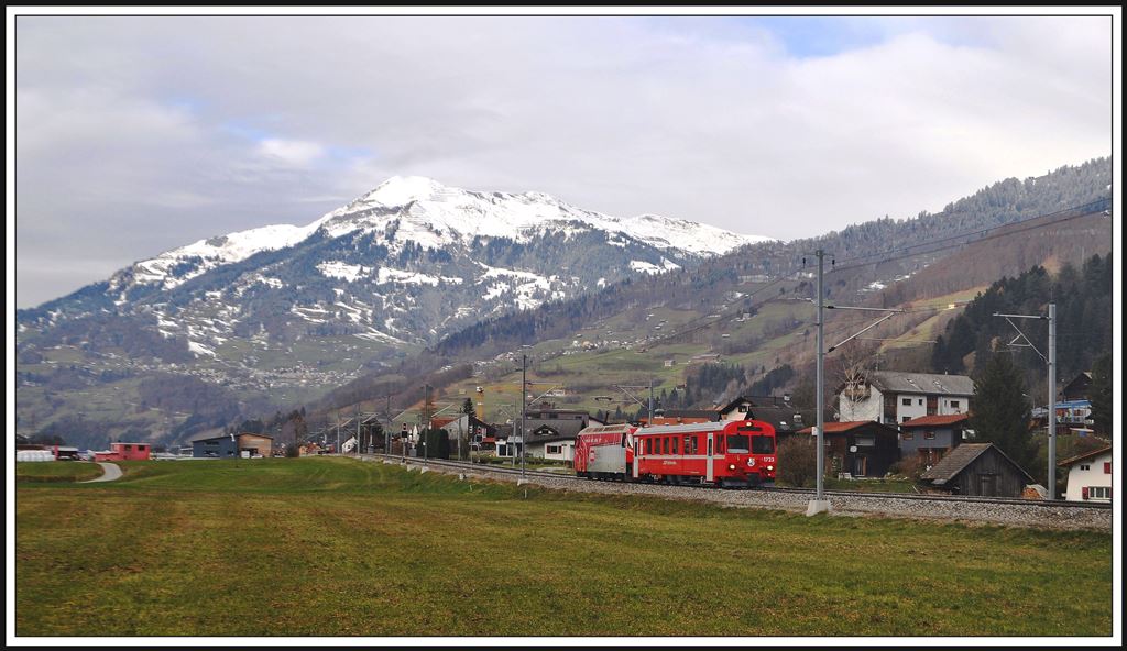 Ge 4/4 III 645  Tujetsch  und Steuerwagen 1723 zwischen Schiers und Furna mit Vilan 2376m im Hintergrund. Der Kurzpendel ist vermutlich für die Vereinaautozüge bestimmt. (28.11.2013)