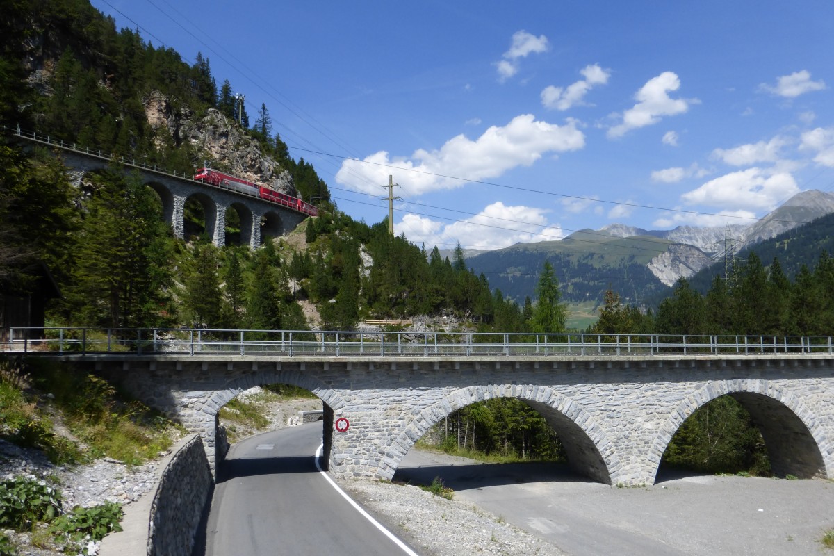 Ge 4/4 III 645  Tujetsch  mit dem Regio Express nach St. Moritz auf dem Rugnux-Lehnviadukt. Im Vordergrund ist der Albulaviadukt I zu sehen, welchen der Zug nur wenige Augenblicke vorher befahren hat. (s. http://www.bahnbilder.de/bild/schweiz~rhaetische-bahn~strecke-albulabahn-2-fi-sm/895223/ge-44-iii-645-tujetsch-mit.html) (6. August 2015)