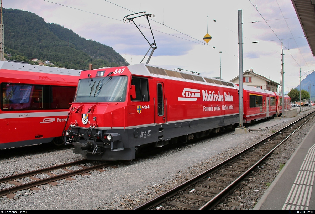Ge 4/4 III 647  Grüsch  der Rhätischen Bahn (RhB) ist im Bahnhof Landquart (CH) abgestellt.
[10.7.2018 | 19:03 Uhr]