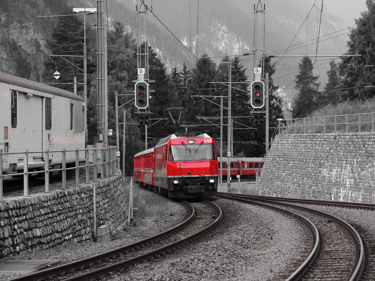 Ge 4/4 III 648  Susch  erreicht mit dem RE1121 (Chur - St.Moritz) den Bahnhof von Filisur.

Filisur, 14. Juni 2017