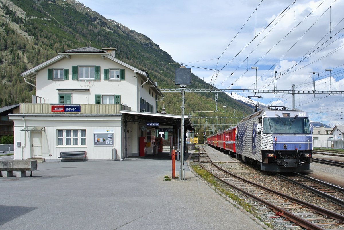 Ge 4/4 III 649  20 Minuten  mit dem RE 1141 bei Durchfahrt in Bever, 26.05.2016.