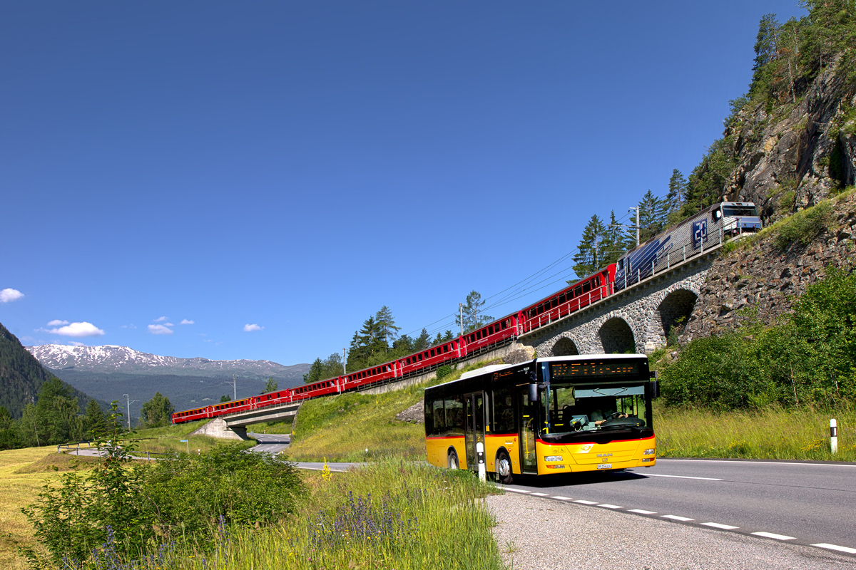 Ge 4/4 III 649 fährt in Alvaneu mit einem Re aus Chur nach St.Moritz vorüber.Bild vom 24.6.2016