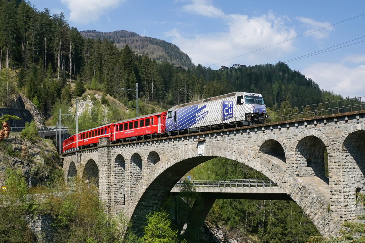 Ge 4/4 III 649 überquert am 07.05.2016 mit dem RE 1129 den Solis-Viadukt.