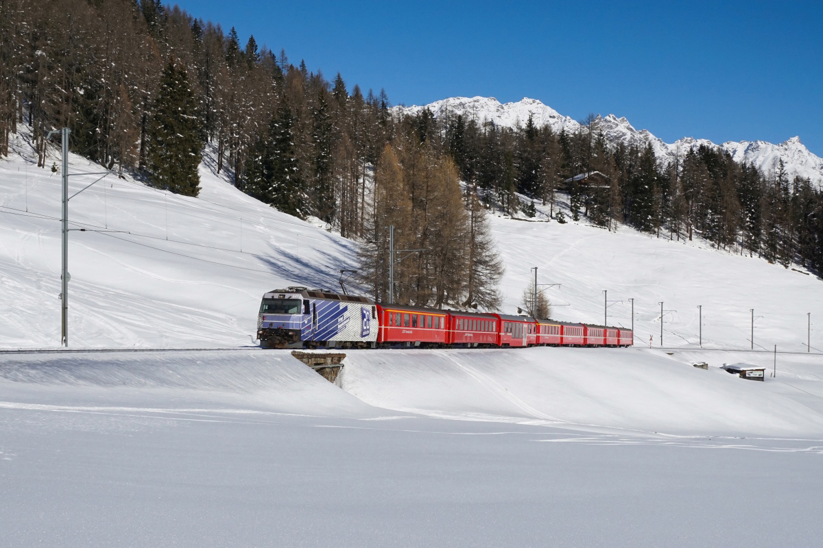 Ge 4/4 III 649 zieht am 21.01.2017 den RE 1041 von Klosters Richtung Davos und konnte bei Davos Wolfgang abgelichtet werden.