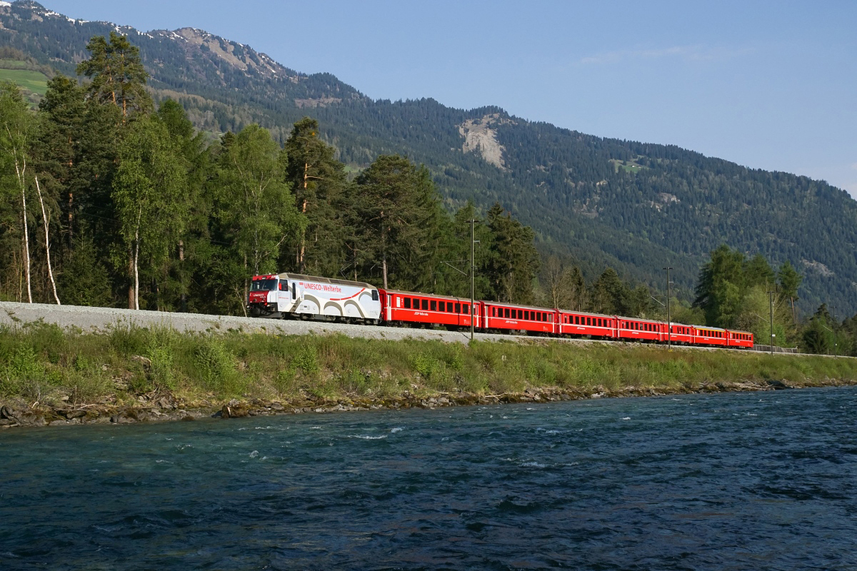 Ge 4/4 III 650 zieht am 07.05.2016 den RE 1121 von Rothenbrunnen Richtung Rodels-Realta.