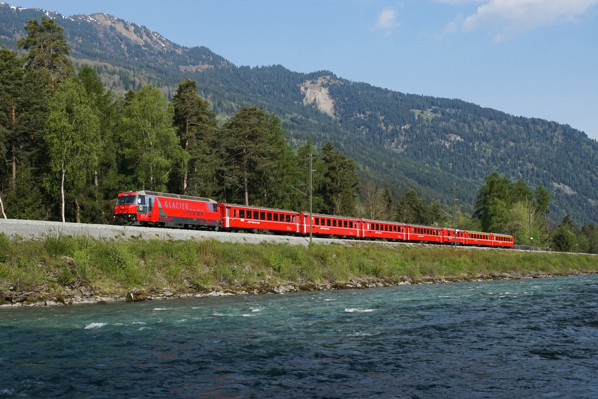 Ge 4/4 III 651 nähert sich am 07.05.2016 Rodels-Realta.