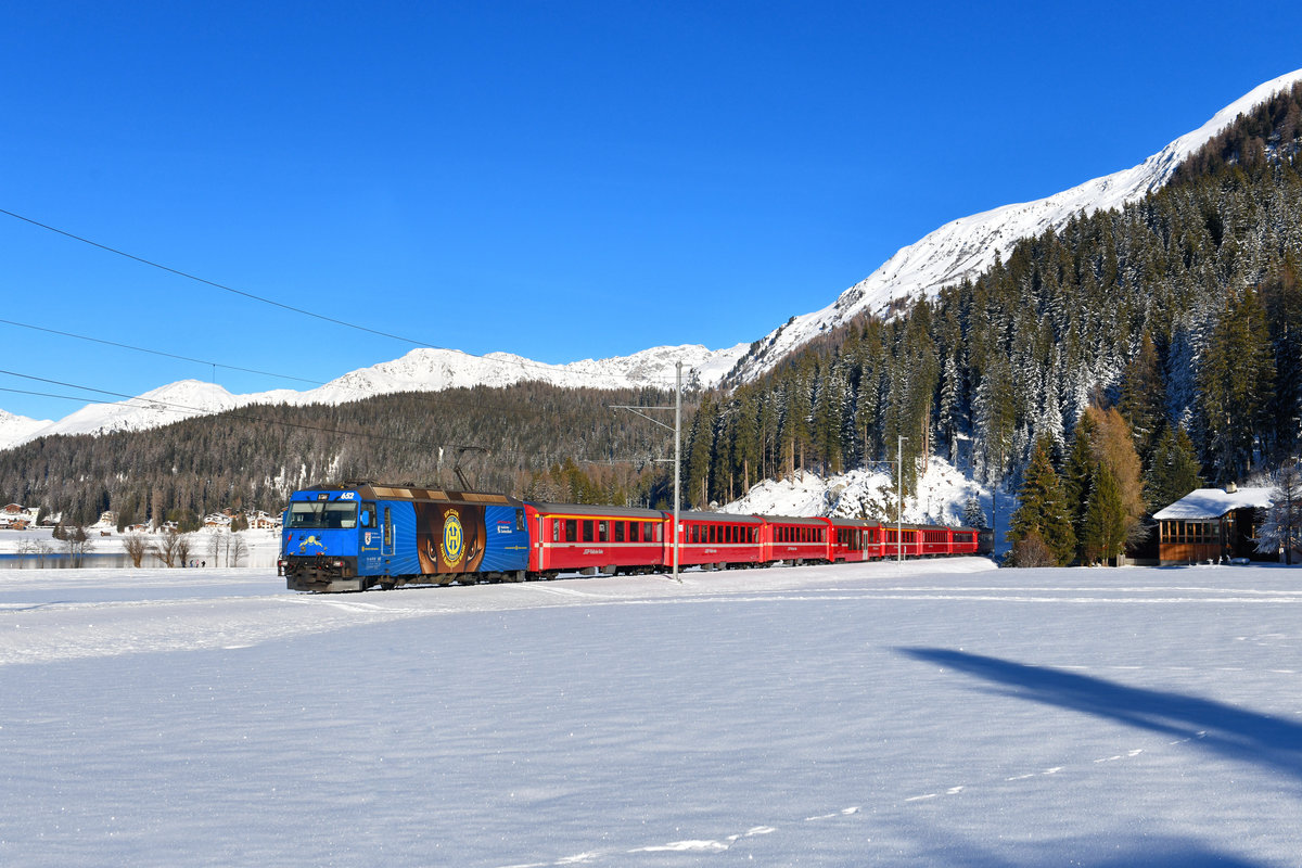 Ge 4/4 III 652 mit einem Regio am 26.12.2018 bei Davos Dorf. 