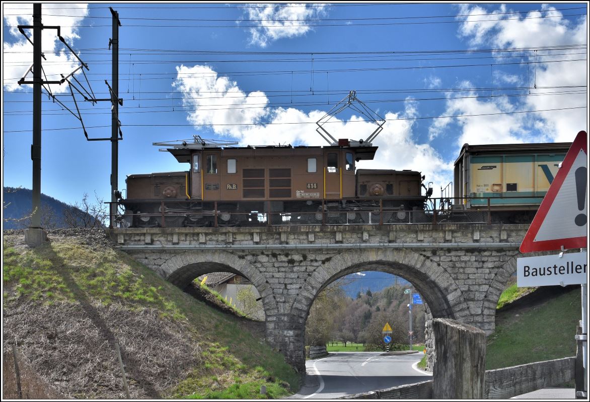 Ge 6/6 I 414 ist mit dem Valserwasserzug bei Reichenau-Tamins unterwegs nach Untervaz-Trimmis. (10.04.2018)