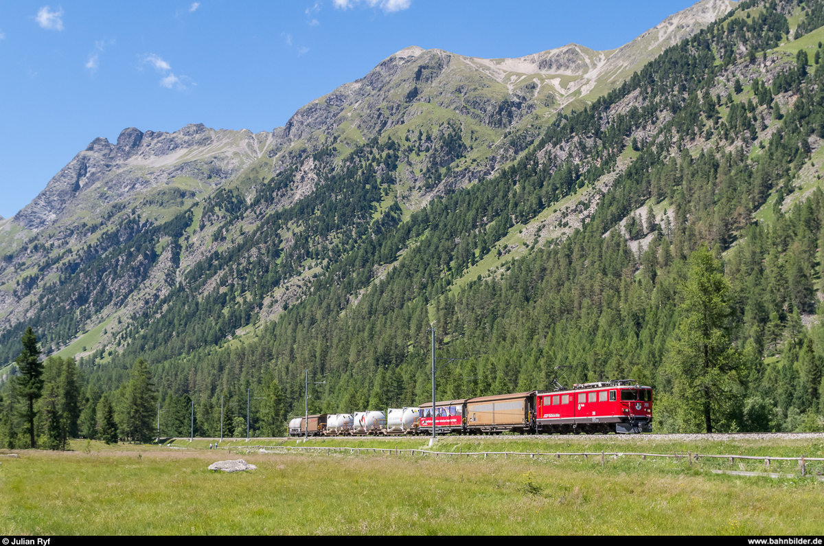 Ge 6/6 II 701  Raetia  mit einem Güterzug Richtung Samedan am 13. Jul 2017 im Val Bever.