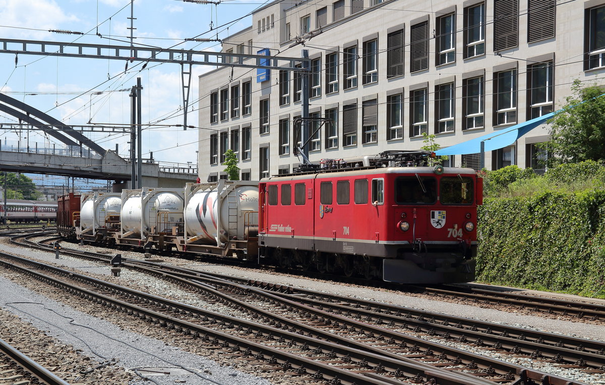 Ge 6/6 II 704  Davos  erreicht mit einem Güterzug den Bahnhof von Chur.

Chur, 12. Juni 2017