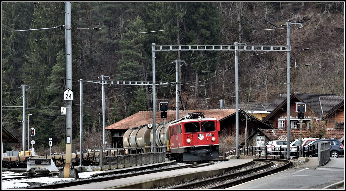 Ge 6/6 II 706  Disentis/Mustér  mit Güterzug in Grüsch. (22.11.2018)
