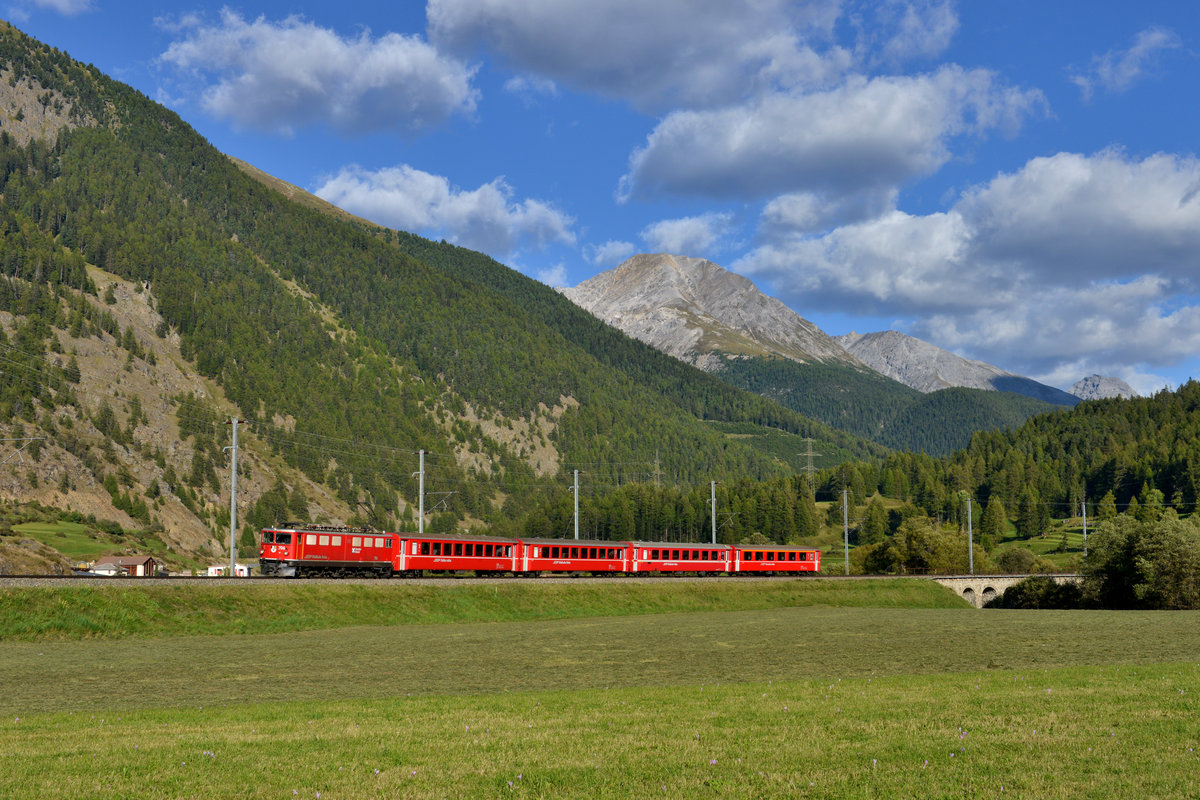 Ge 6/6 II 706 mit einem Engadin Star am 24.09.2016 bei Zernez. 