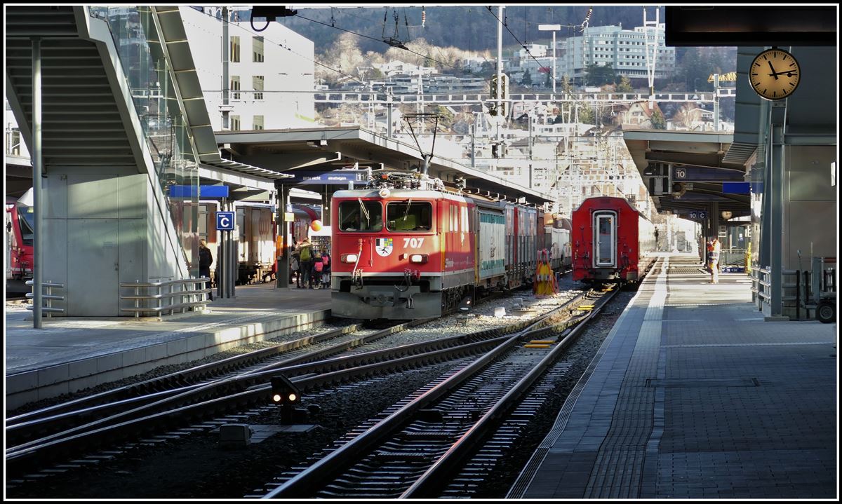 Ge 6/6 II 707  Scuol  ist mit einem Valserwasserzug unterwegs nach Ilanz. (28.12.2018)