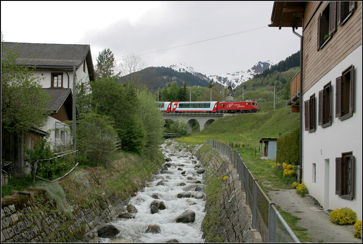 Gebirgsbach und Glacier-Express -

Ein Glacier-Express auf der Matterhorn-Gotthard-Bahn erreicht den Ort Disentis/Muster.

16.05.2008 (M)