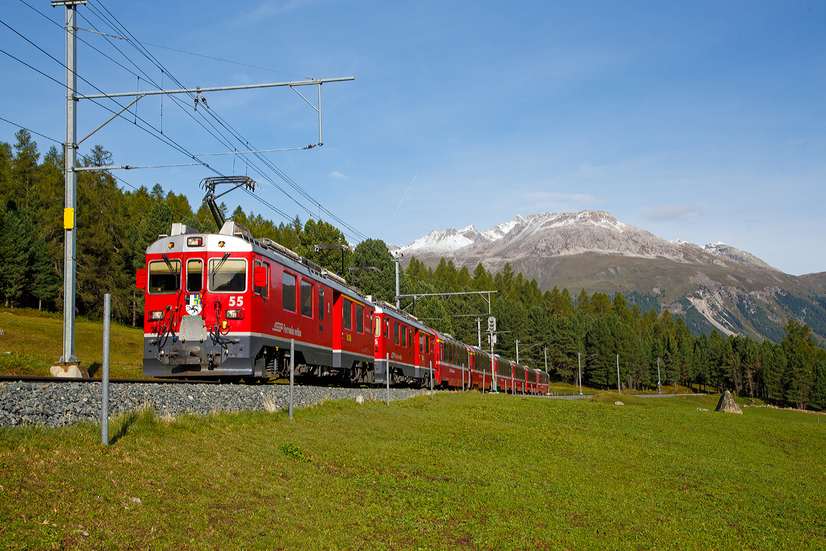 
Geführt von den RhB beiden ABe 4/4 III Triebwagen Nr. 55  Diavolezza  und Nr. 56  Corviglia  erreicht der Bernina-Express (RhB D 973) am 13.09.2017 bald den Bahnhof Pontresina.